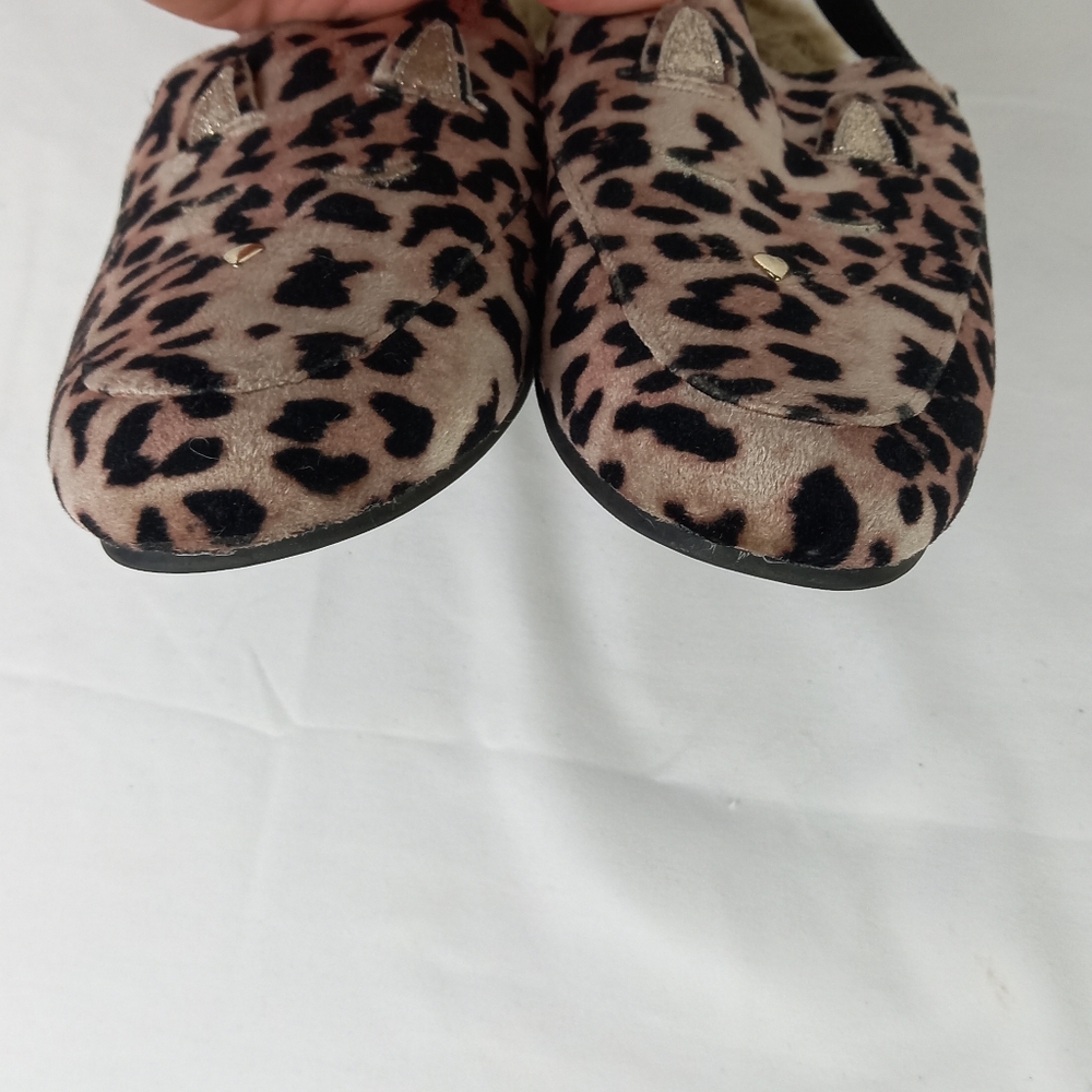 Place slippers. - Picture 3 of 8
